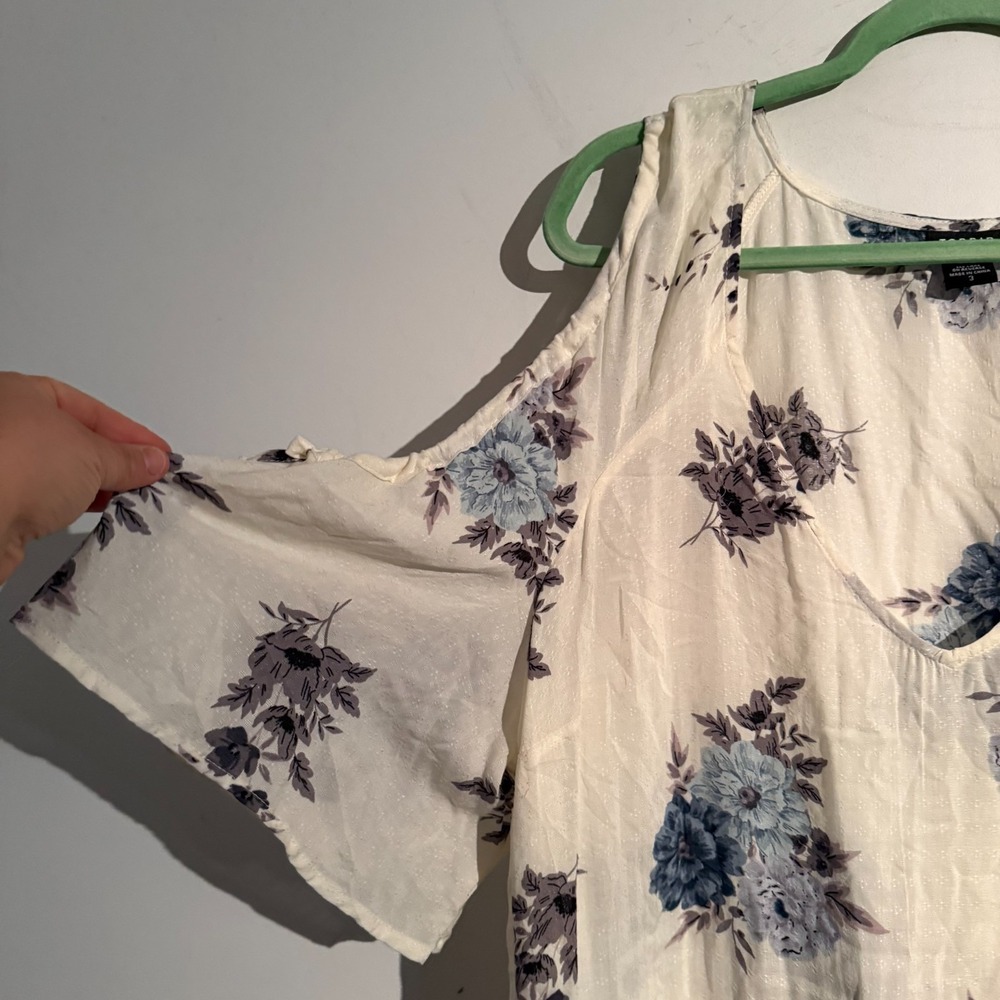 Torrid Size 3 Floral Boho Romantic Cottagecore Flowy Soft Girl Cold Shoulder - Picture 2 of 6